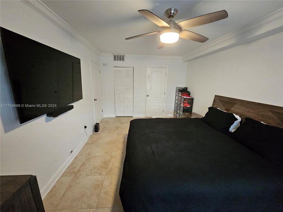 For Sale: $295,000 (1 beds, 1 baths, 850 Square Feet)