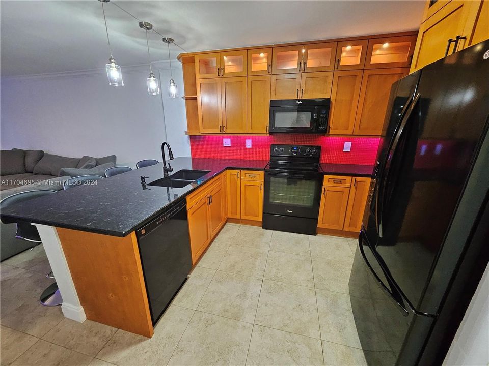 For Sale: $295,000 (1 beds, 1 baths, 850 Square Feet)