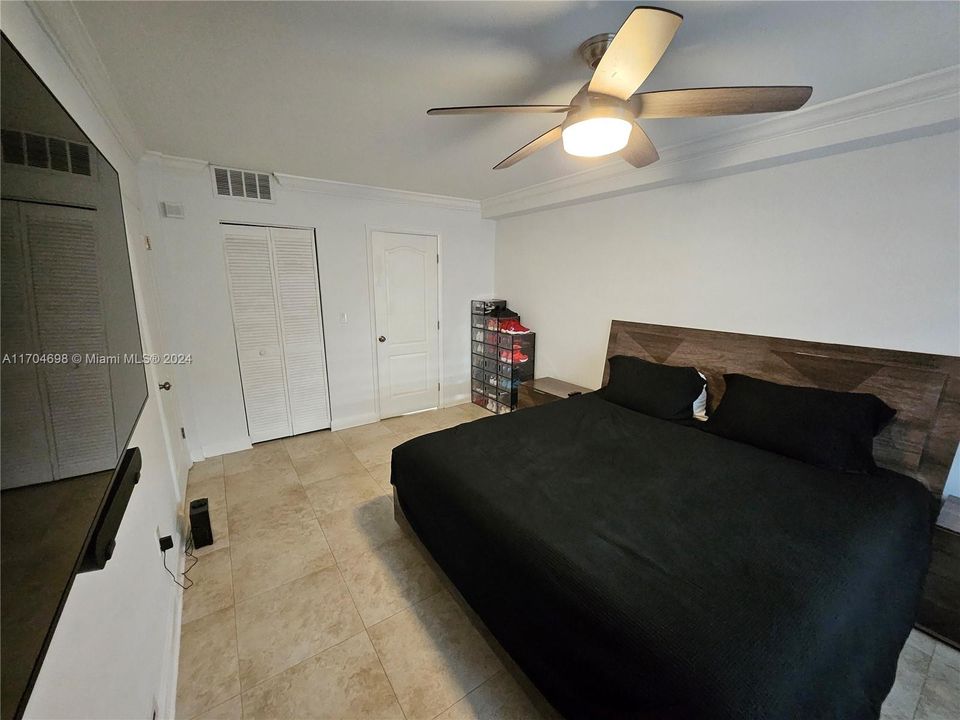 For Sale: $295,000 (1 beds, 1 baths, 850 Square Feet)