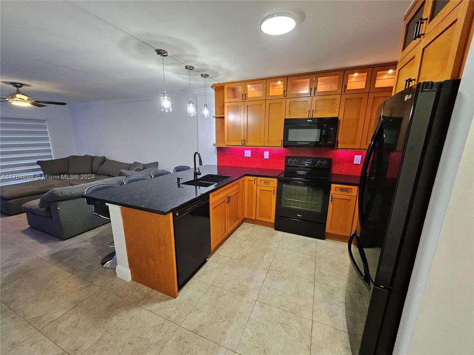 For Sale: $295,000 (1 beds, 1 baths, 850 Square Feet)