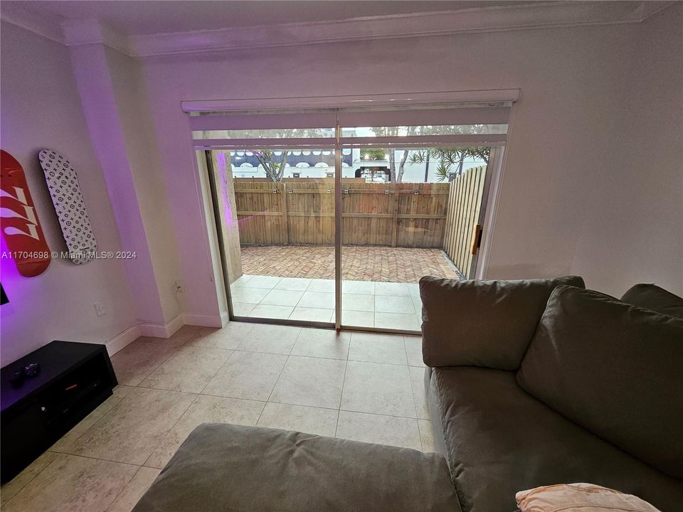 For Sale: $295,000 (1 beds, 1 baths, 850 Square Feet)