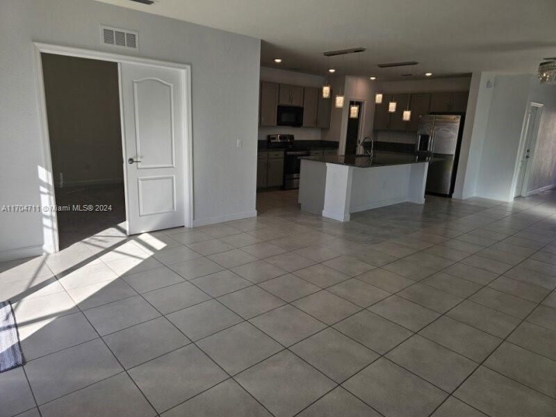 For Rent: $3,600 (5 beds, 3 baths, 2586 Square Feet)