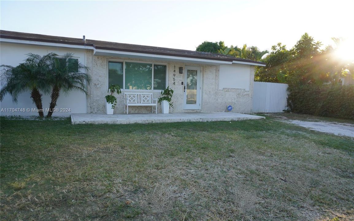 For Sale: $569,900 (3 beds, 2 baths, 1012 Square Feet)