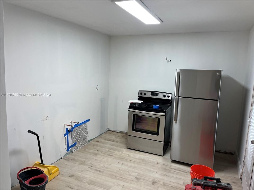 For Rent: $2,500 (2 beds, 1 baths, 828 Square Feet)