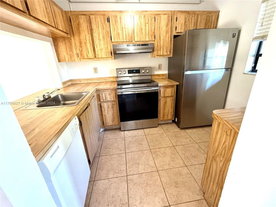 For Sale: $260,000 (2 beds, 2 baths, 790 Square Feet)