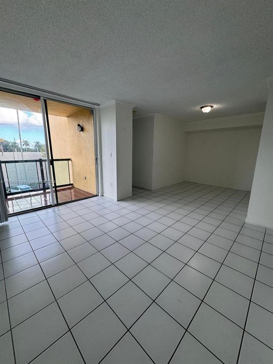 Active With Contract: $2,150 (2 beds, 2 baths, 898 Square Feet)