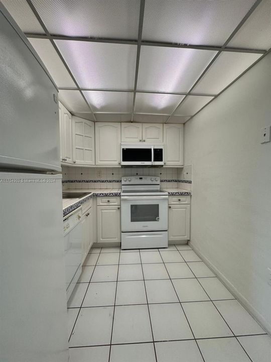 Active With Contract: $2,150 (2 beds, 2 baths, 898 Square Feet)