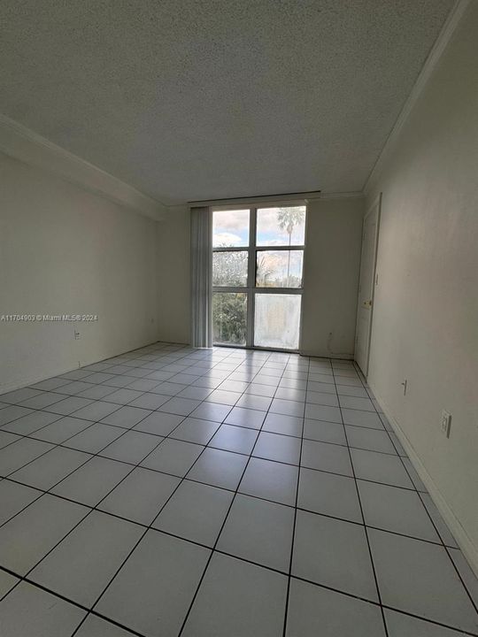 Active With Contract: $2,150 (2 beds, 2 baths, 898 Square Feet)