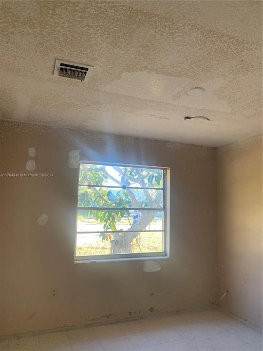 Недавно продано: $85,000 (3 спален, 1 ванн, 0 Квадратных фут)