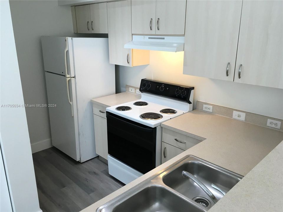 Active With Contract: $2,200 (2 beds, 1 baths, 922 Square Feet)