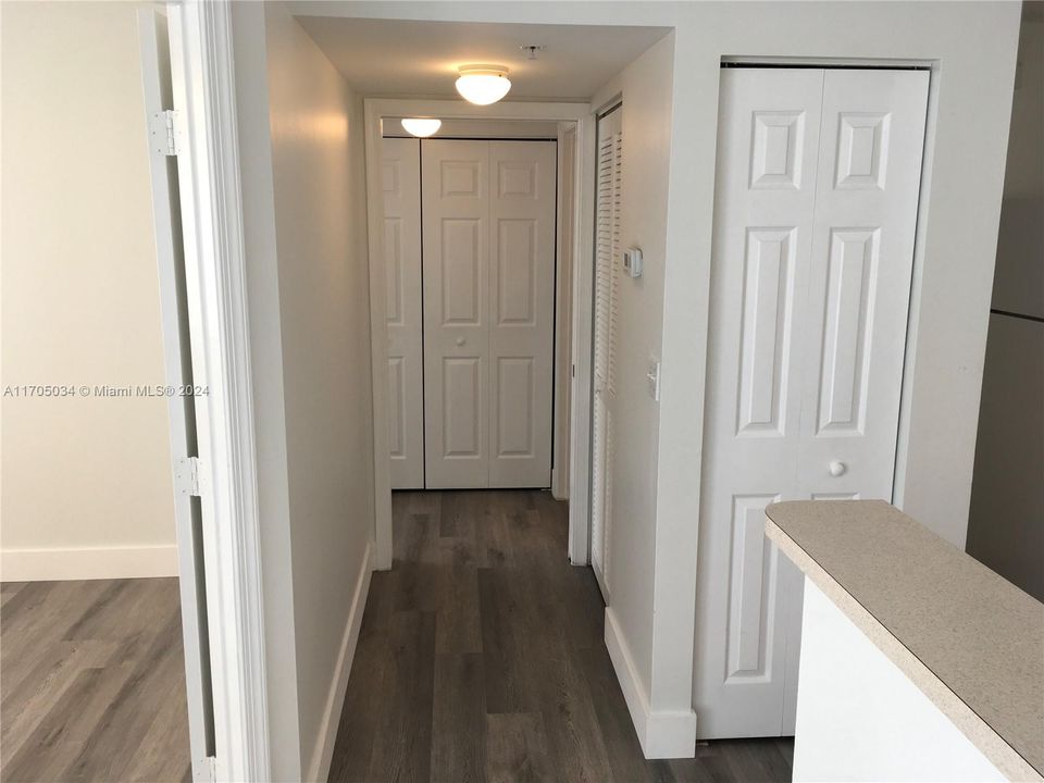 Active With Contract: $2,200 (2 beds, 1 baths, 922 Square Feet)