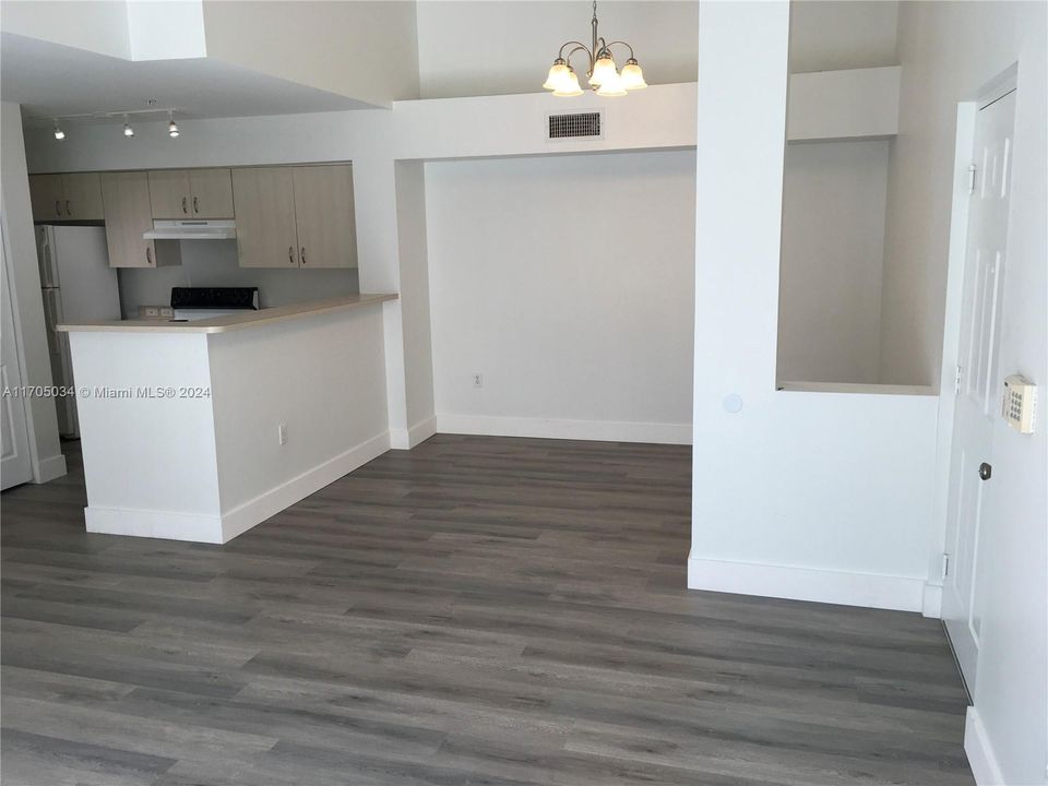 Active With Contract: $2,200 (2 beds, 1 baths, 922 Square Feet)