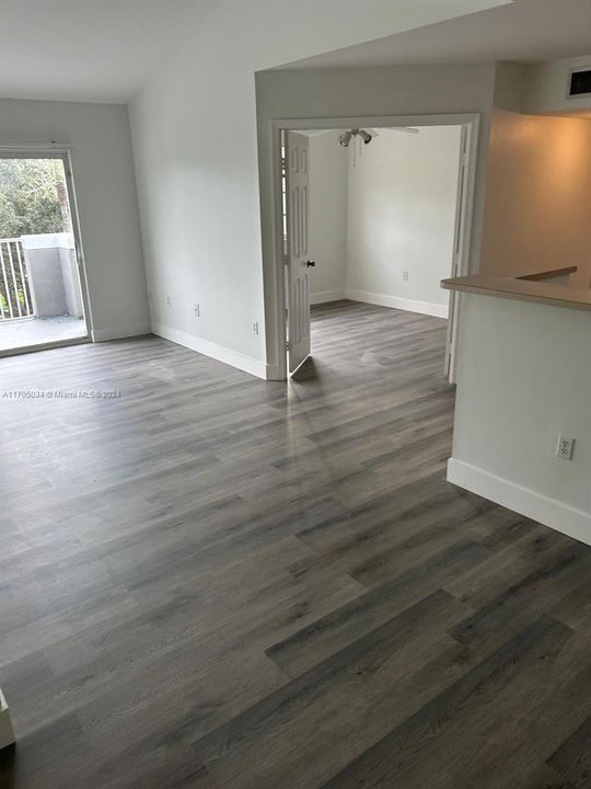 Active With Contract: $2,200 (2 beds, 1 baths, 922 Square Feet)