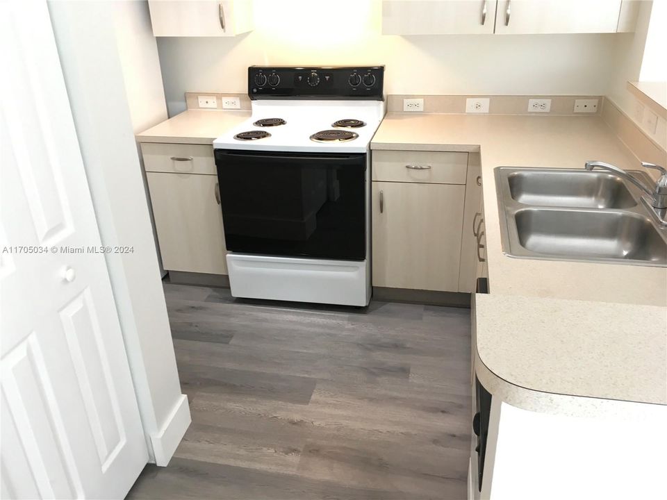 Active With Contract: $2,200 (2 beds, 1 baths, 922 Square Feet)