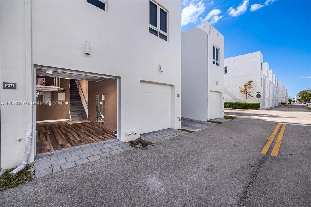 Active With Contract: $3,800 (3 beds, 3 baths, 1821 Square Feet)