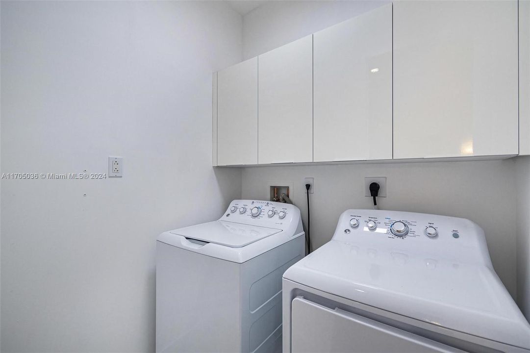 Active With Contract: $3,800 (3 beds, 3 baths, 1821 Square Feet)