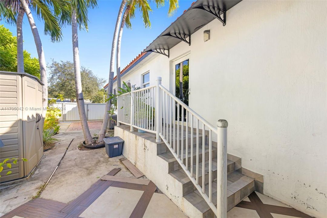 Side Access to Kitchen Hallway