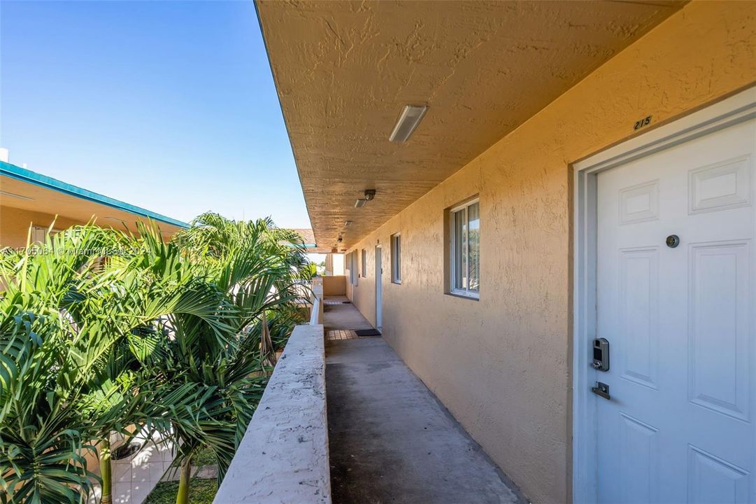 For Sale: $320,000 (2 beds, 2 baths, 946 Square Feet)