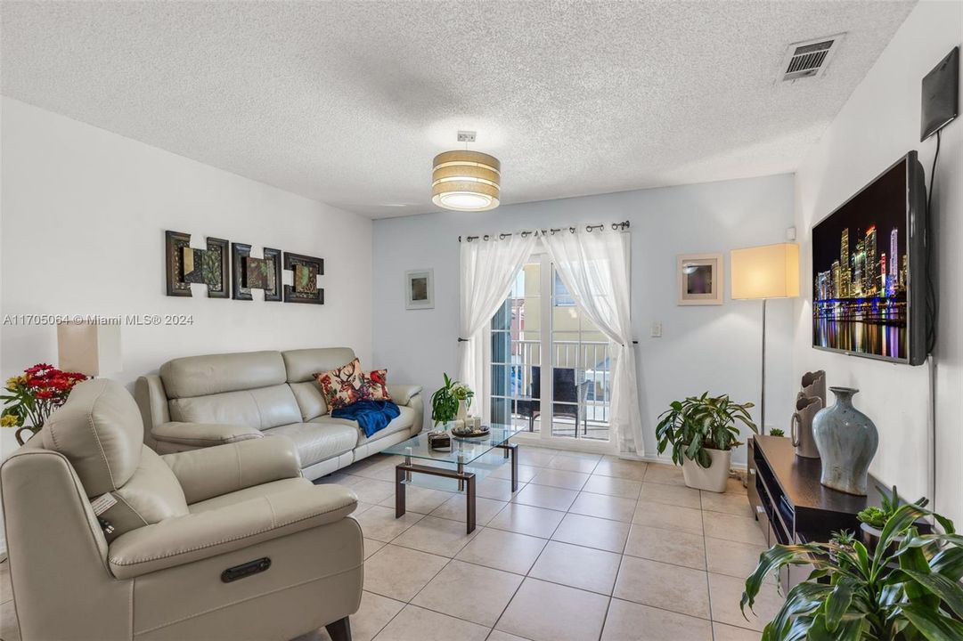 For Sale: $320,000 (2 beds, 2 baths, 946 Square Feet)