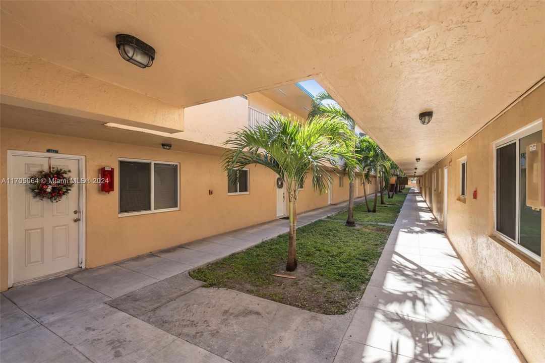 For Sale: $320,000 (2 beds, 2 baths, 946 Square Feet)