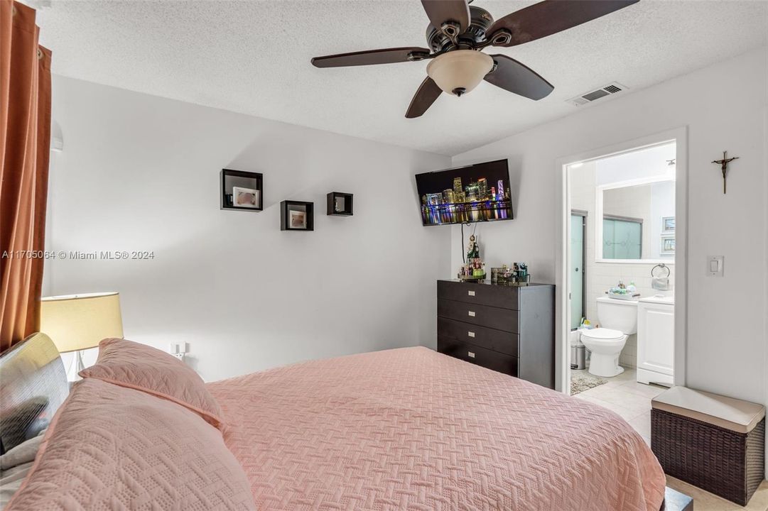 For Sale: $320,000 (2 beds, 2 baths, 946 Square Feet)