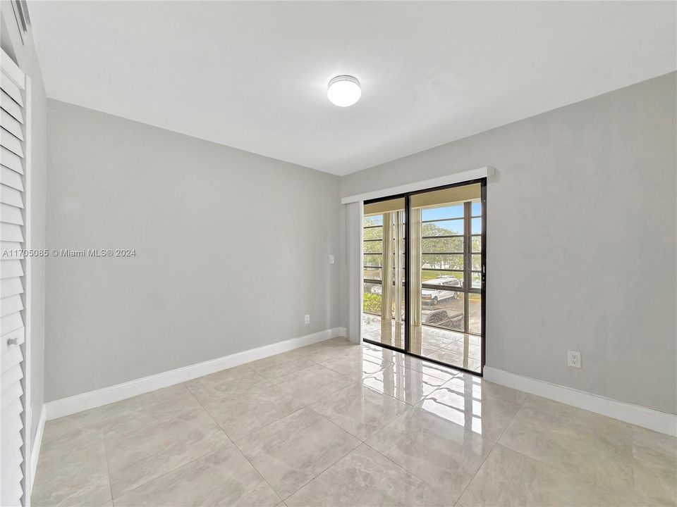 Active With Contract: $2,500 (2 beds, 2 baths, 870 Square Feet)