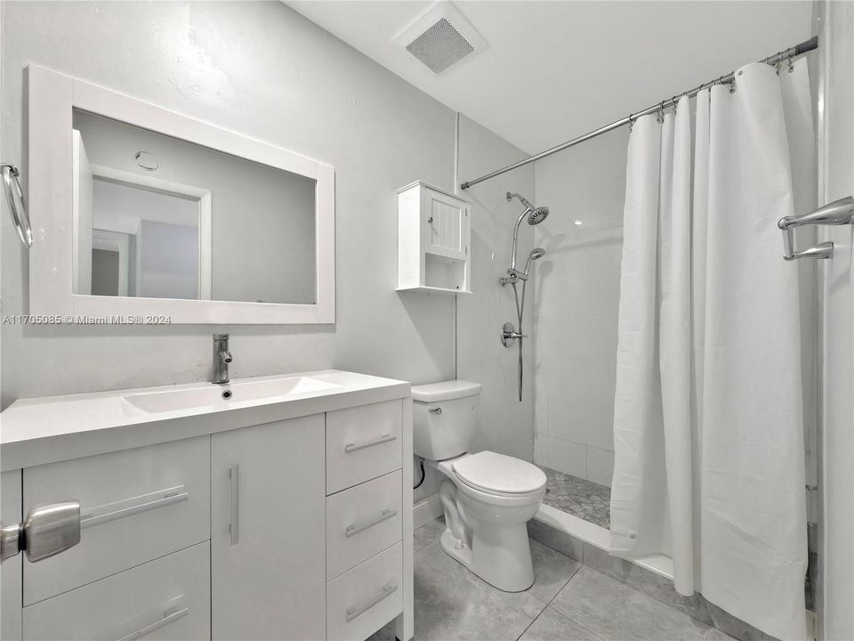 Active With Contract: $2,500 (2 beds, 2 baths, 870 Square Feet)