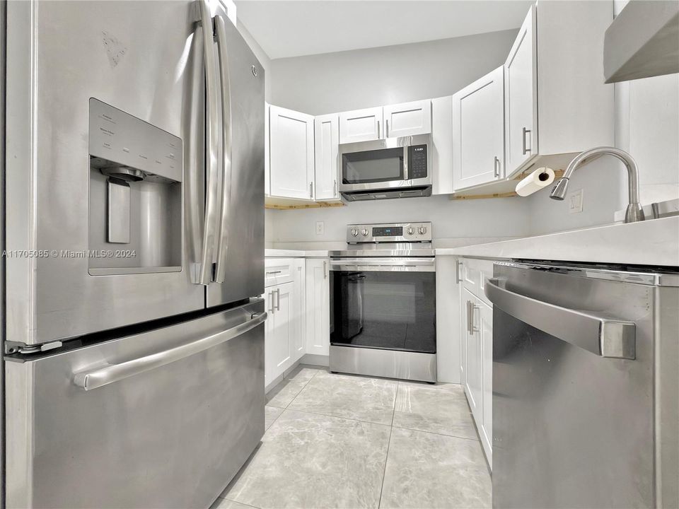 Active With Contract: $2,500 (2 beds, 2 baths, 870 Square Feet)