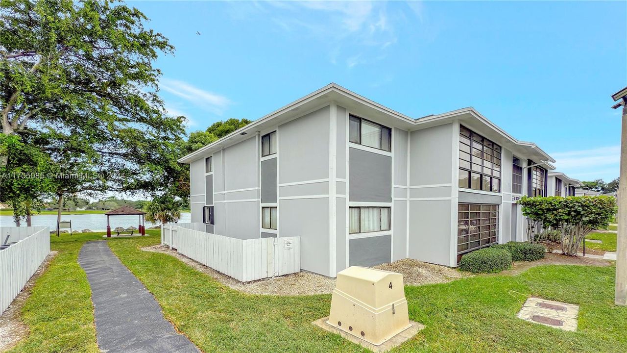 Active With Contract: $2,500 (2 beds, 2 baths, 870 Square Feet)