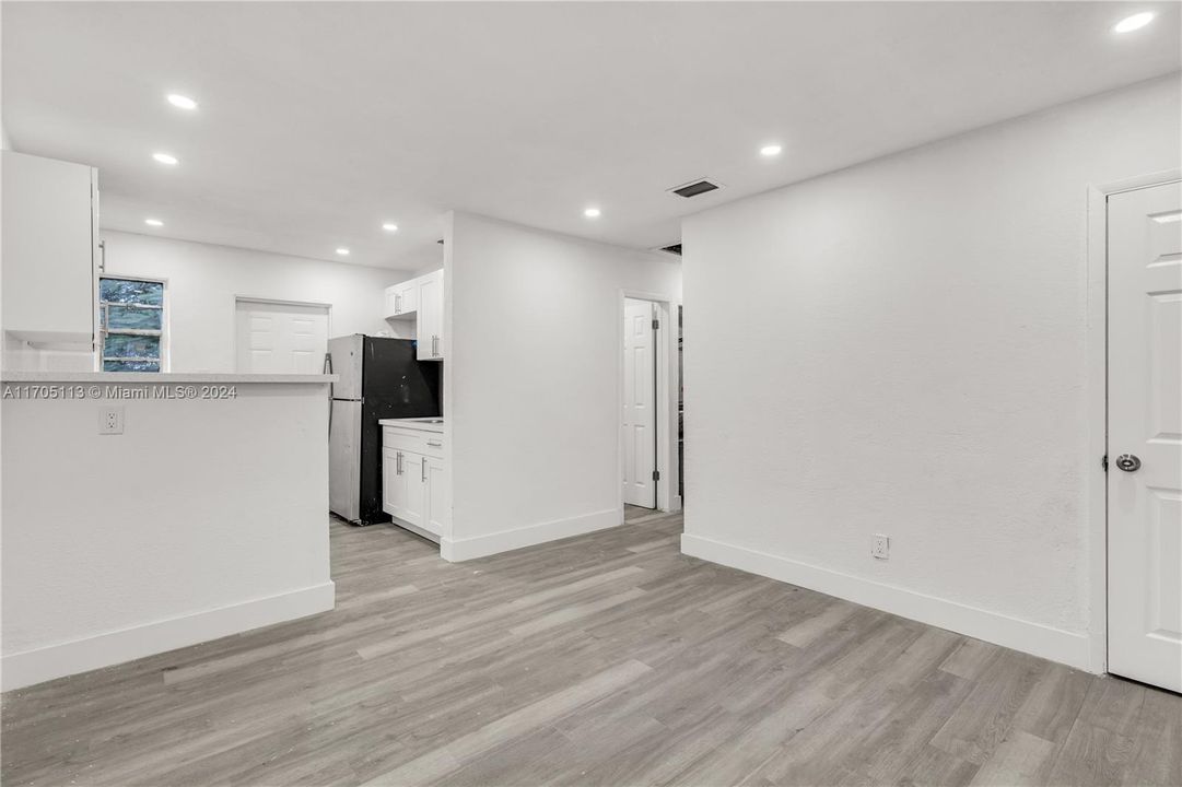 For Sale: $335,000 (2 beds, 1 baths, 616 Square Feet)