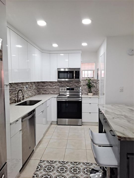 Kitchen w/ ceramic tiles floors