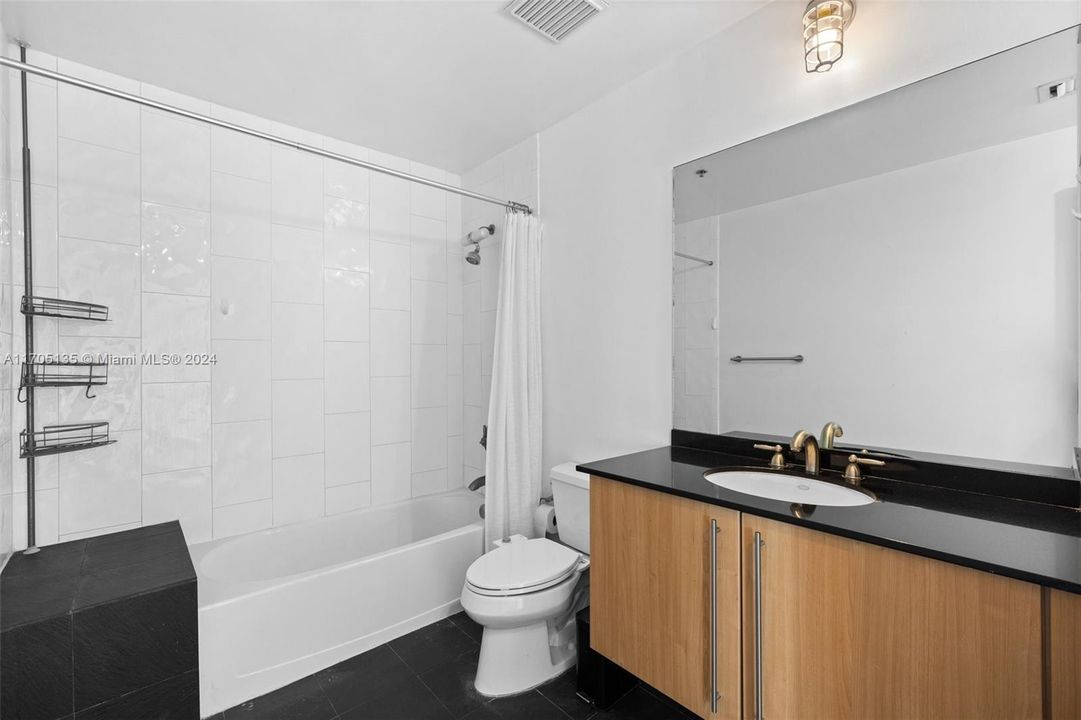 For Sale: $418,000 (1 beds, 1 baths, 851 Square Feet)