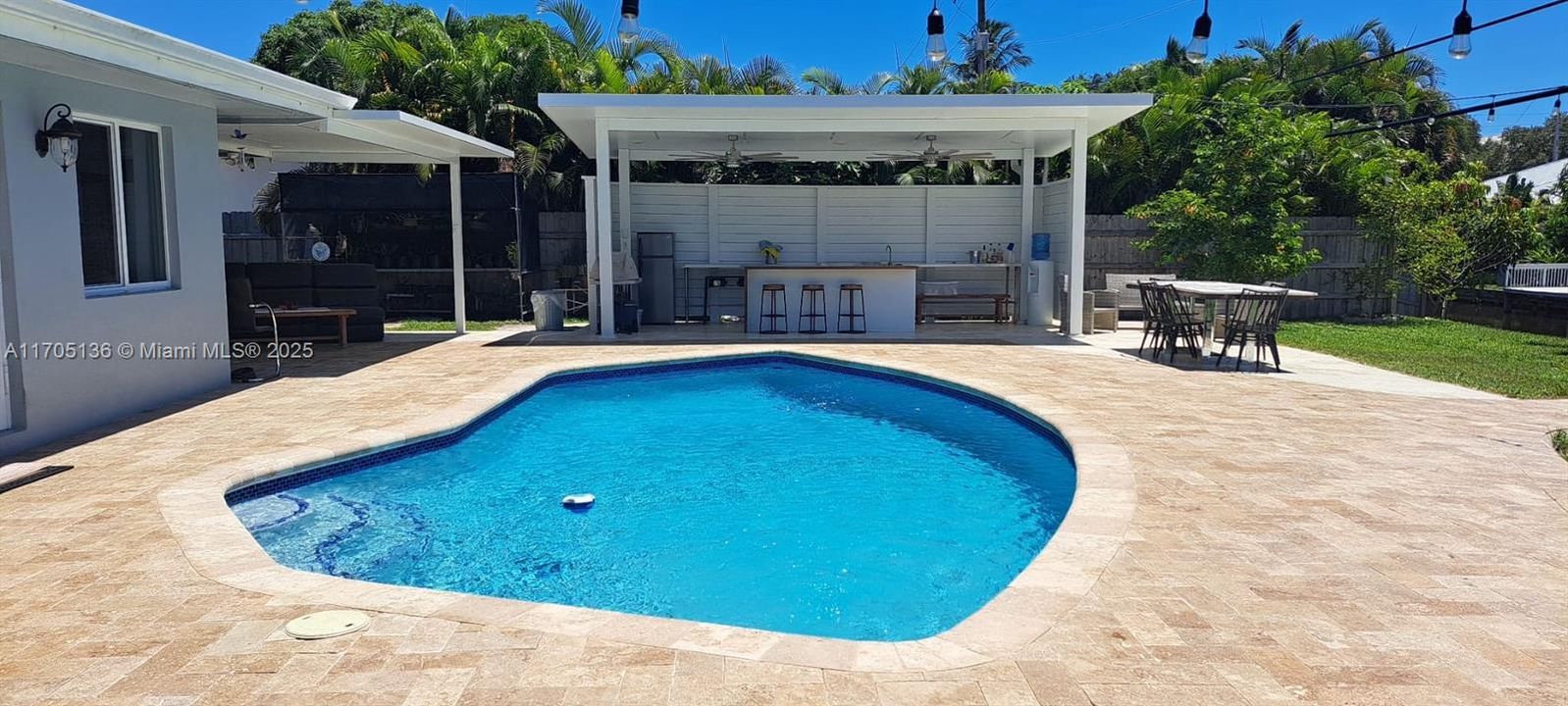 Под контрактом: $1,149,000 (3 спален, 2 ванн, 1488 Квадратных фут)