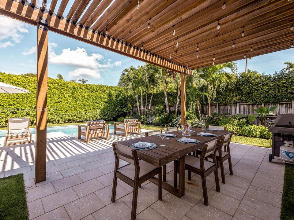 Recently Rented: $9,500 (3 beds, 2 baths, 2022 Square Feet)