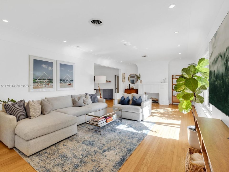 Recently Rented: $9,500 (3 beds, 2 baths, 2022 Square Feet)