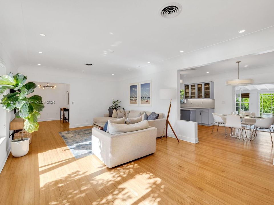 Recently Rented: $9,500 (3 beds, 2 baths, 2022 Square Feet)