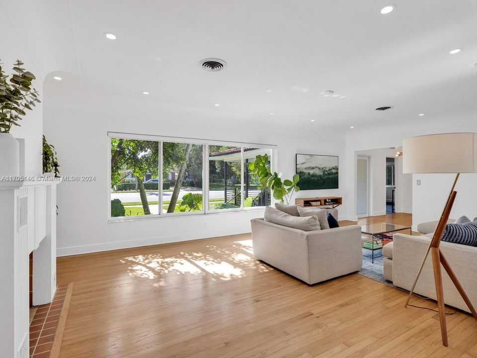 Recently Rented: $9,500 (3 beds, 2 baths, 2022 Square Feet)