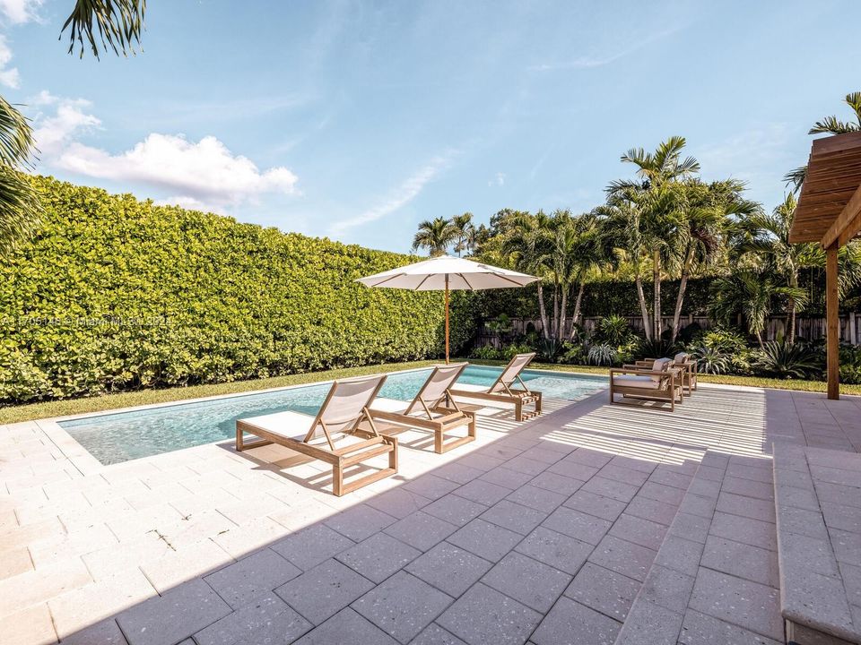 Recently Rented: $9,500 (3 beds, 2 baths, 2022 Square Feet)