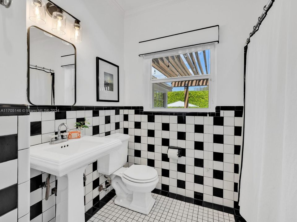 Recently Rented: $9,500 (3 beds, 2 baths, 2022 Square Feet)