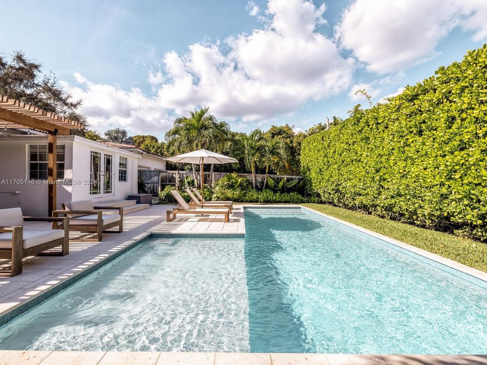 Recently Rented: $9,500 (3 beds, 2 baths, 2022 Square Feet)