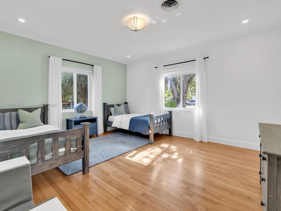 Recently Rented: $9,500 (3 beds, 2 baths, 2022 Square Feet)