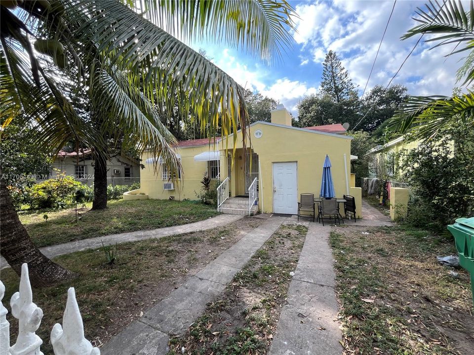 For Sale: $900,000 (4 beds, 3 baths, 1394 Square Feet)