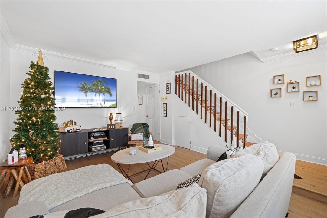 For Sale: $490,000 (2 beds, 1 baths, 1152 Square Feet)