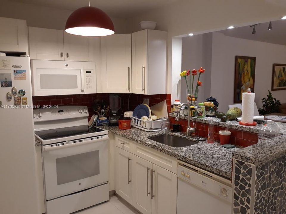 For Sale: $380,000 (1 beds, 1 baths, 864 Square Feet)