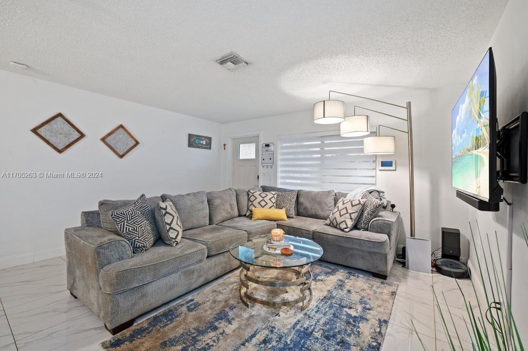 Active With Contract: $3,200 (3 beds, 1 baths, 1517 Square Feet)