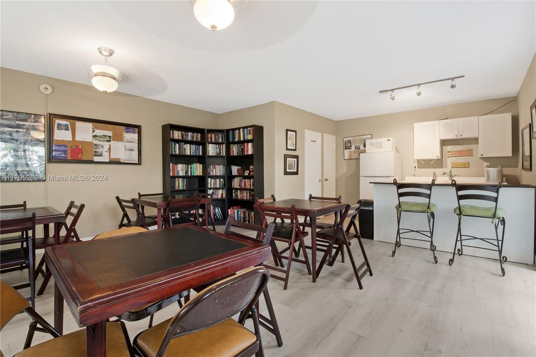 For Sale: $375,000 (2 beds, 1 baths, 720 Square Feet)