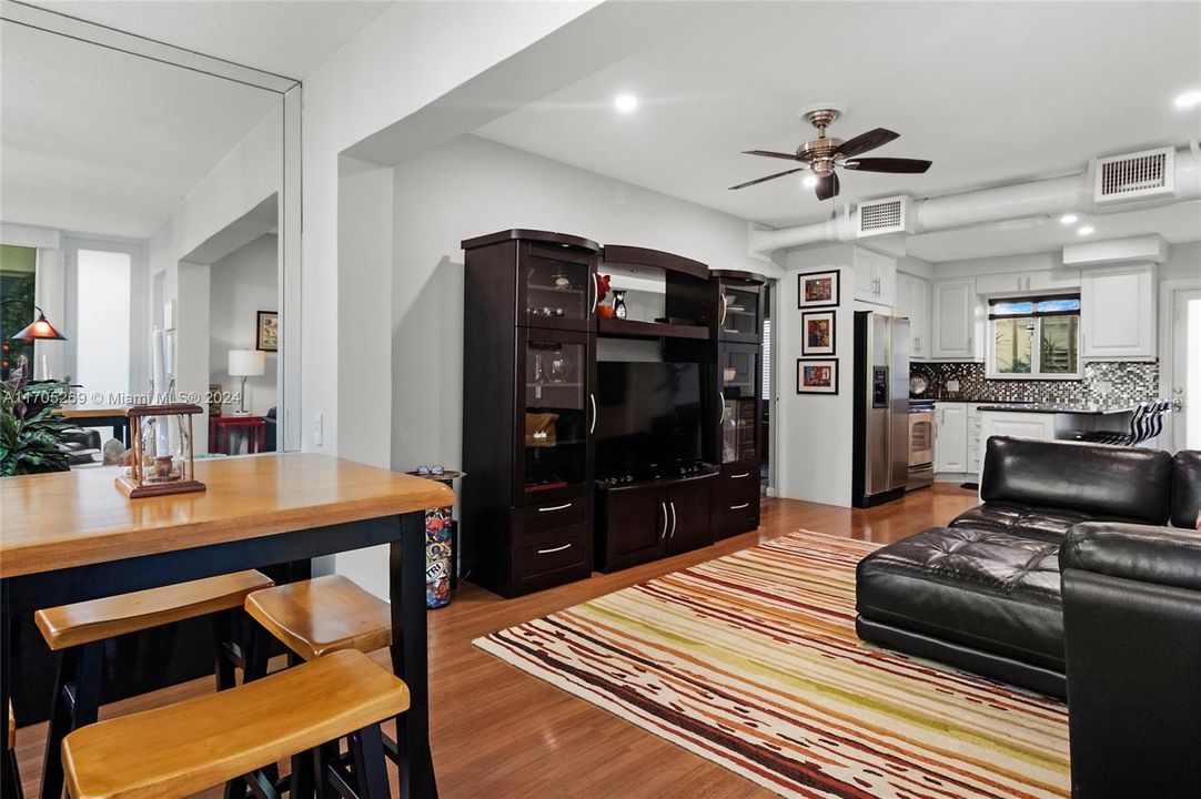 For Sale: $375,000 (2 beds, 1 baths, 720 Square Feet)