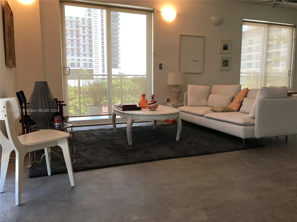 For Sale: $385,000 (1 beds, 1 baths, 822 Square Feet)