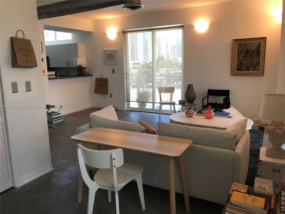 For Sale: $385,000 (1 beds, 1 baths, 822 Square Feet)