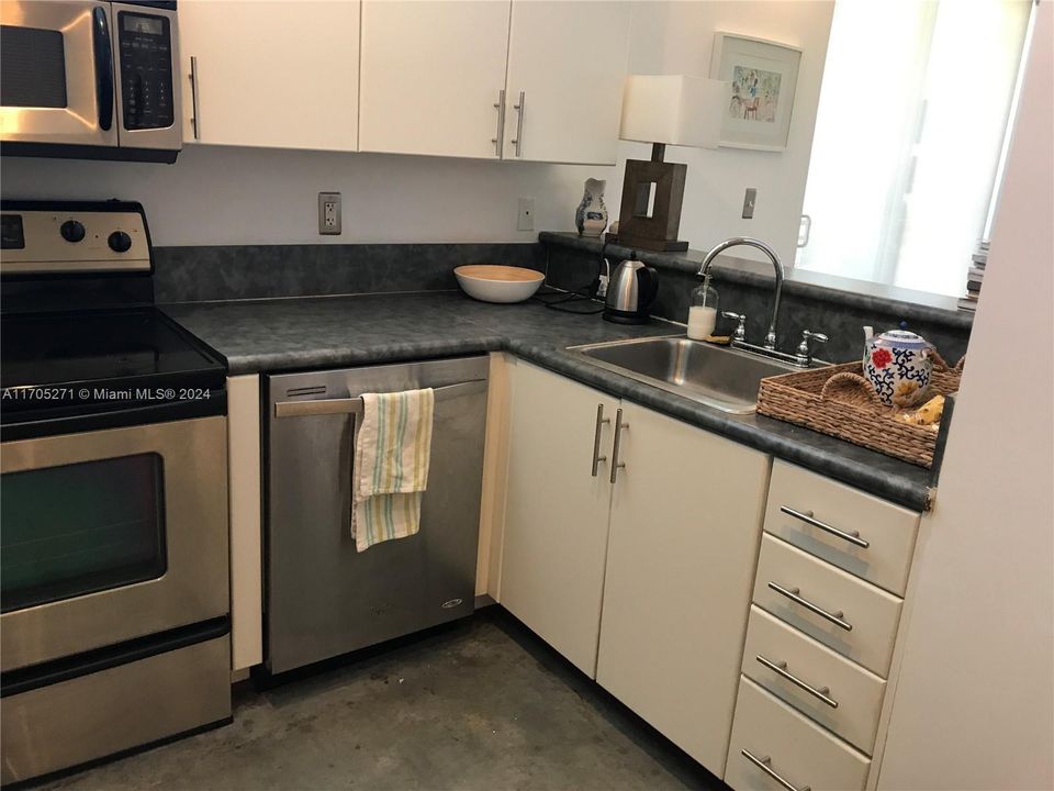 For Sale: $385,000 (1 beds, 1 baths, 822 Square Feet)